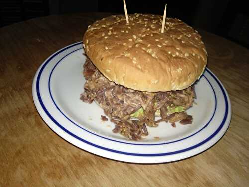 Burger de joues de porc effilochées et chou rouge en salade