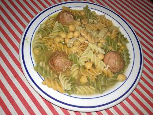 Ragoût de boulettes de viande aux pois chiches et pâtes à la sauce piquante