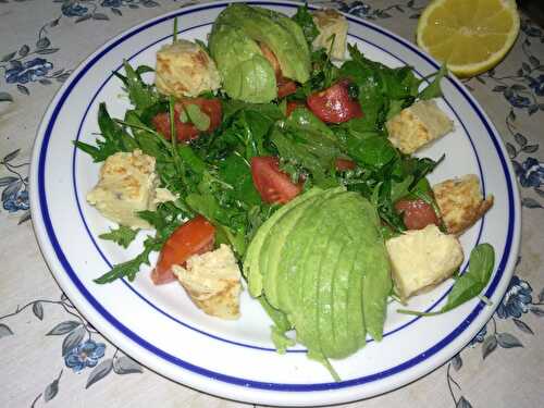 Salade de jeunes pousses aux avocats et dés de tortilla de patatas aux oignons