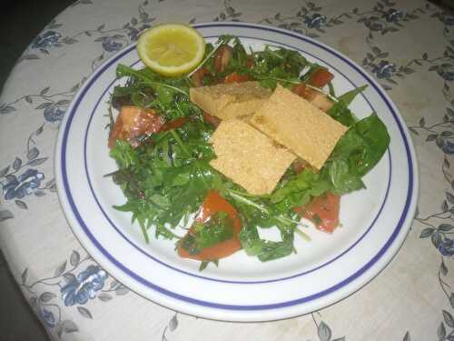 Salade de jeunes pousses aux œufs de cabillaud et tomates