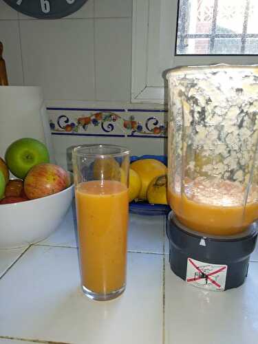 Smoothie de papaye à la banane et au jus de pamplemousse