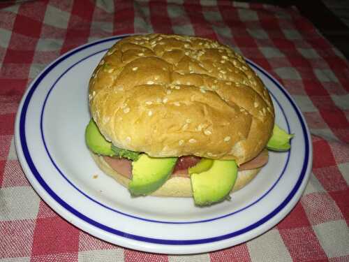 Burger au jambon et fromage aux avocats