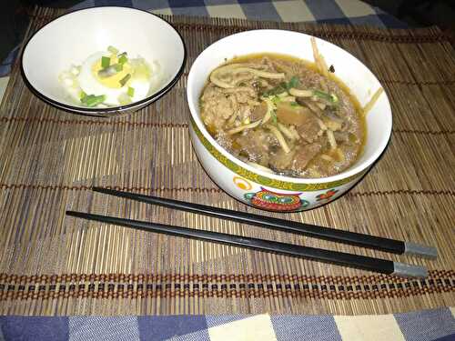 Soupe coréenne de boeuf et nouilles ramen aux épices