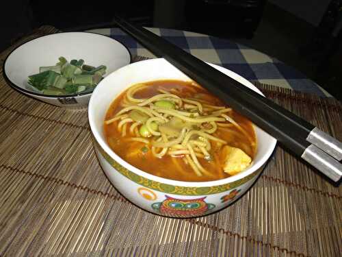 Soupe de poulet et ramen aux légumes