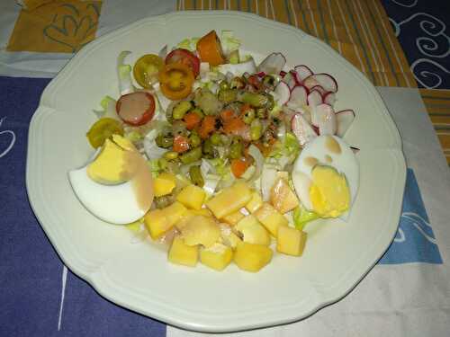 Salade variée d’endives à la papaye à la macédoine de légumes et tomates aux œufs durs