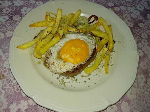 Steak haché à cheval et frites persillées