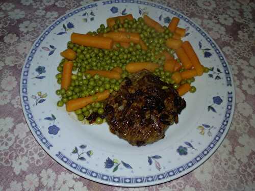 Steak haché aux épices et petits pois aux carottes