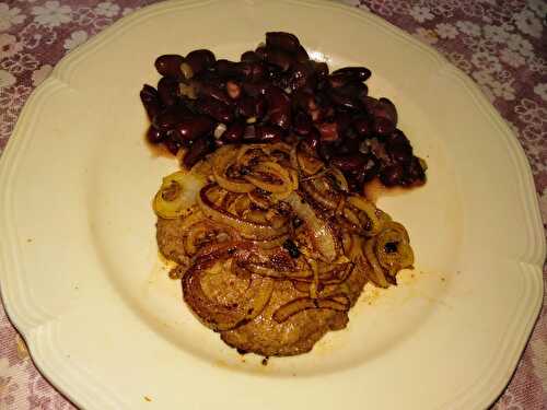 Steak haché aux oignons à la mexicaine et frijoles