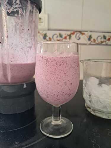 Milkshake glacé à la banane et yaourt de fruits de bois aux myrtilles glacées