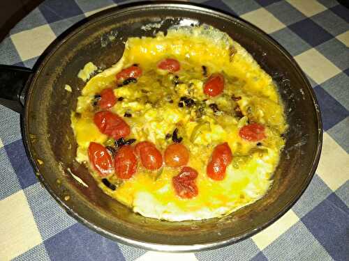 Omelette aux oignons nouveaux et tomates olive au fromage râpé et ail noir
