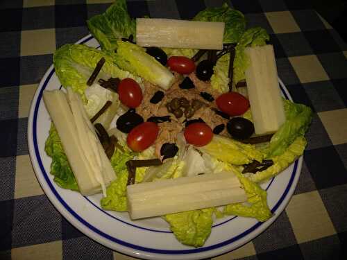 Salade composée au thon et tomates à l’ail noir