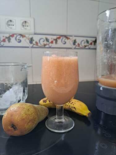 Smoothie à la poire à la banane et jus de goyave à l’eau de coco