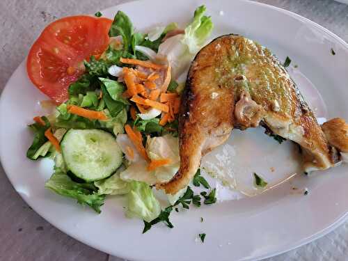 Darnes de lieu noir à la plancha et salade mixte