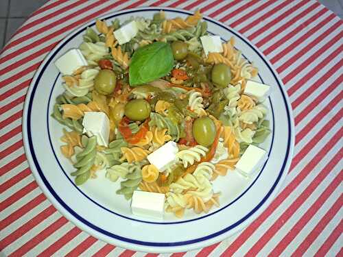 Salade de pâtes aux poivrons et basilic au fromage frais