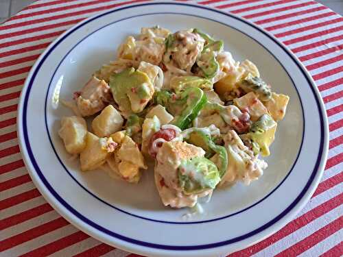 Salade mixte de pommes de terre aux avocats au blanc de dinde et œufs aux poivrons