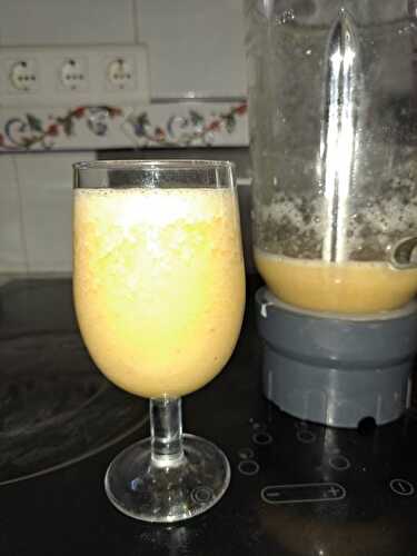 Smoothie de banane et grenadine au jus de citron et d’orange