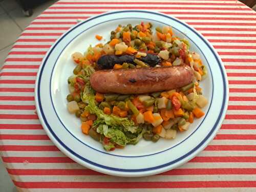 Chorizos criollos et boudins noirs à l'oignon à la macédoine de légumes