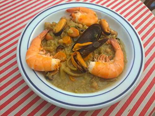 Marmite de fruits de mer et riz au curry dans son jus crémeux