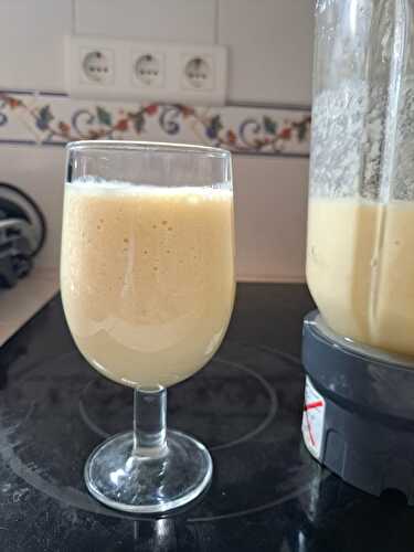 Milkshake d’ananas et de banane au citron vert