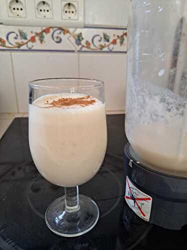 Milkshake glacé à la banane et au yaourt citron glacé