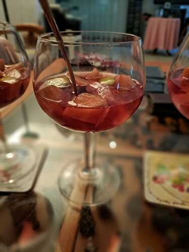 Sangria au vin rosé et aux fruits