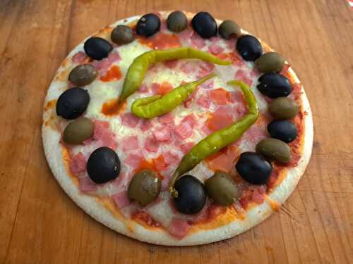 Pizza au jambon et aux olives aux piments verts