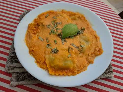 Ravioli au jambon serrano et ricotta et sauce orangée au brandy