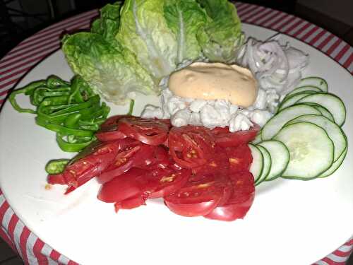 Salade composée au crabe sauce cocktail au whisky et aux légumes