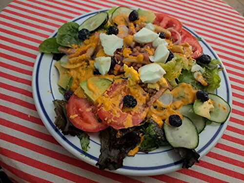 Salade composée aux lardons et œuf dur à la vinaigrette Catalina