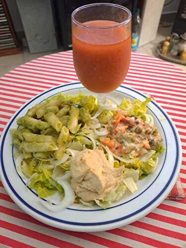 Salade composée de macédoine de légumes à l'aïoli, de macaroni au guacamole et houmous au gazpacho