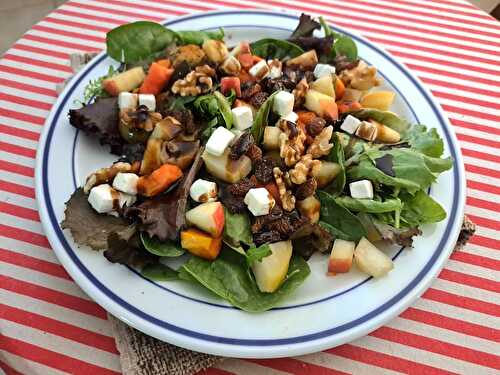 Salade de jeunes pousses à la pomme et à la papaye avec du fromage frais et des cerneaux de noix