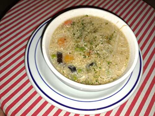 Soupe aux nouilles de riz et aux champignons noirs