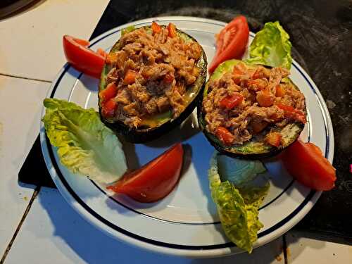 Avocats farcis au thon et poivron rouge à la sauce tomate