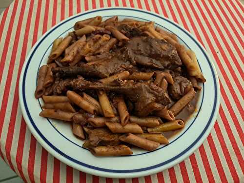 Cuisses de lapin au vin rouge et macaroni