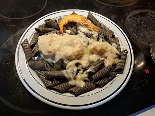 Penne rigate à l’encre de seiches et gambas à la sauce crémeuse à l’ail