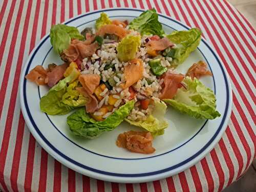 Salade de riz aux avocats et au saumon fumé