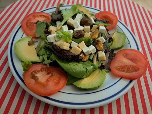 Salade variée aux anchois et à l'avocat