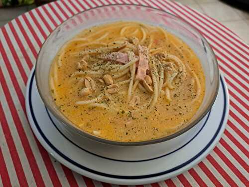 Soupe thaïe de nouilles et jambon aux épices