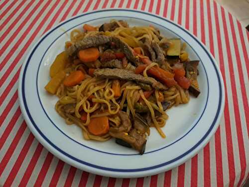 Wok de boeuf aux légumes et nouilles de riz