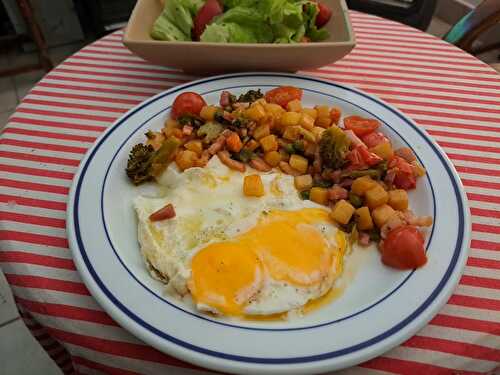 Macédoine de légumes et oeufs frits sur le plat