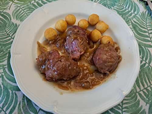 Joues de porc confites au vin blanc et aux oignons