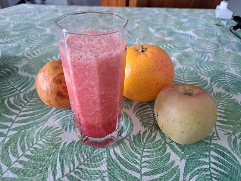 Smoothie de grenade aux pommes et au pamplemousse rose