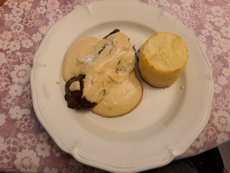 Onglet de boeuf à la moutarde et timbale de gratin dauphinois