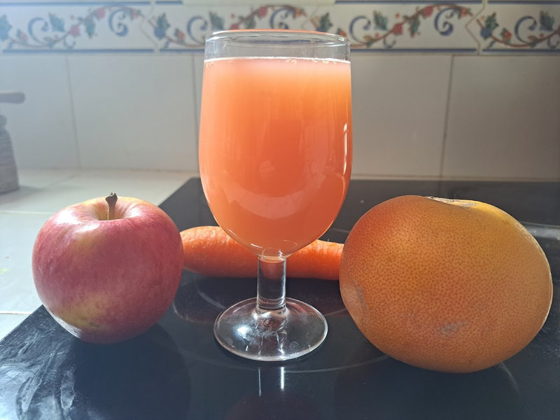 Smoothie au pamplemousse rose aux carottes et à la pomme