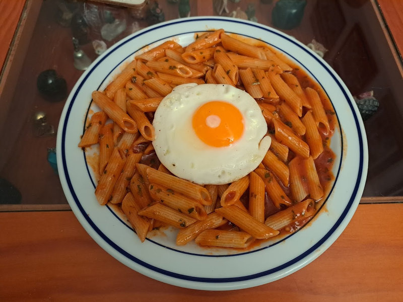 Penne rigate all’arrabbiata et oeuf au plat épic