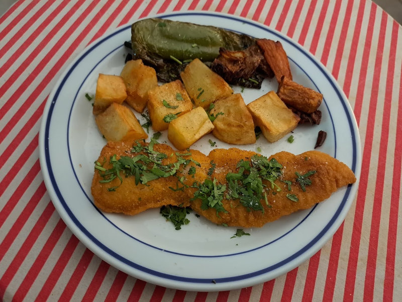 Filets de merlu panés et légumes frits