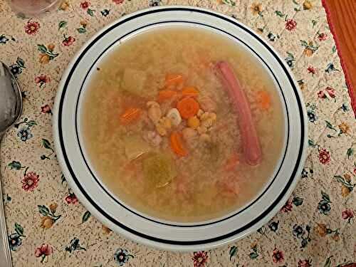 Soupe de légumes au riz et aux saucisses