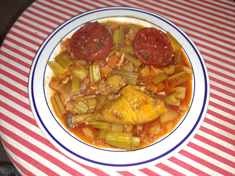 Tajine de poulet aux fèves et tomates