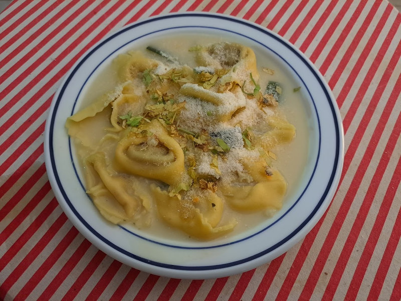 Tortellini de poulet au bouillon de poule au pot