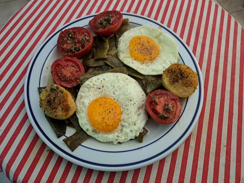 Pommes de terre, haricots verts sautés et tomates aux œufs au plat